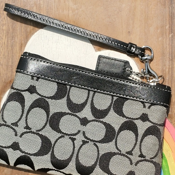 ♻️DONATED ♻️ Coach wristlet - Picture 4 of 4